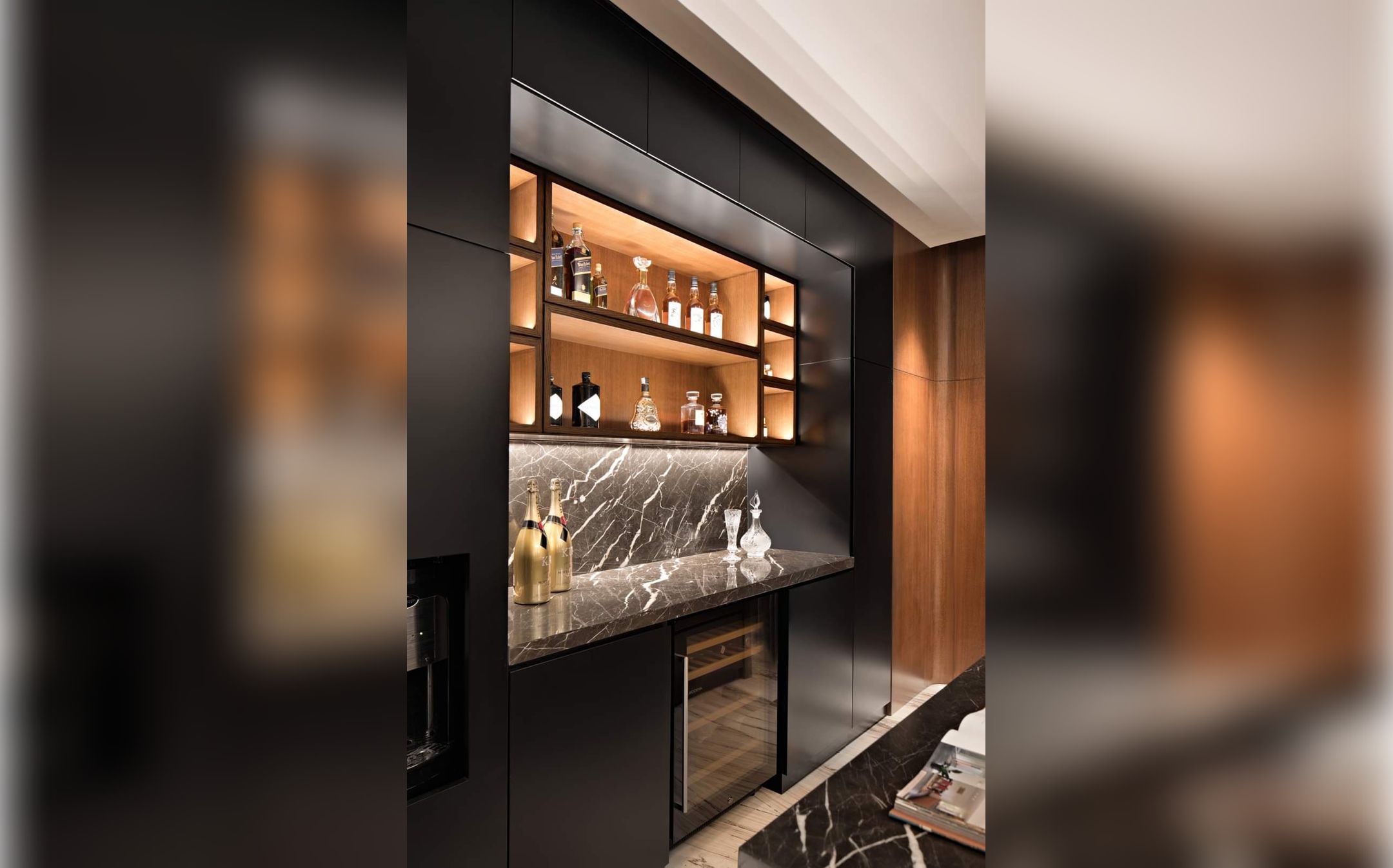 Design Interior Minibar Hitam Mewah Luxury warm elegant