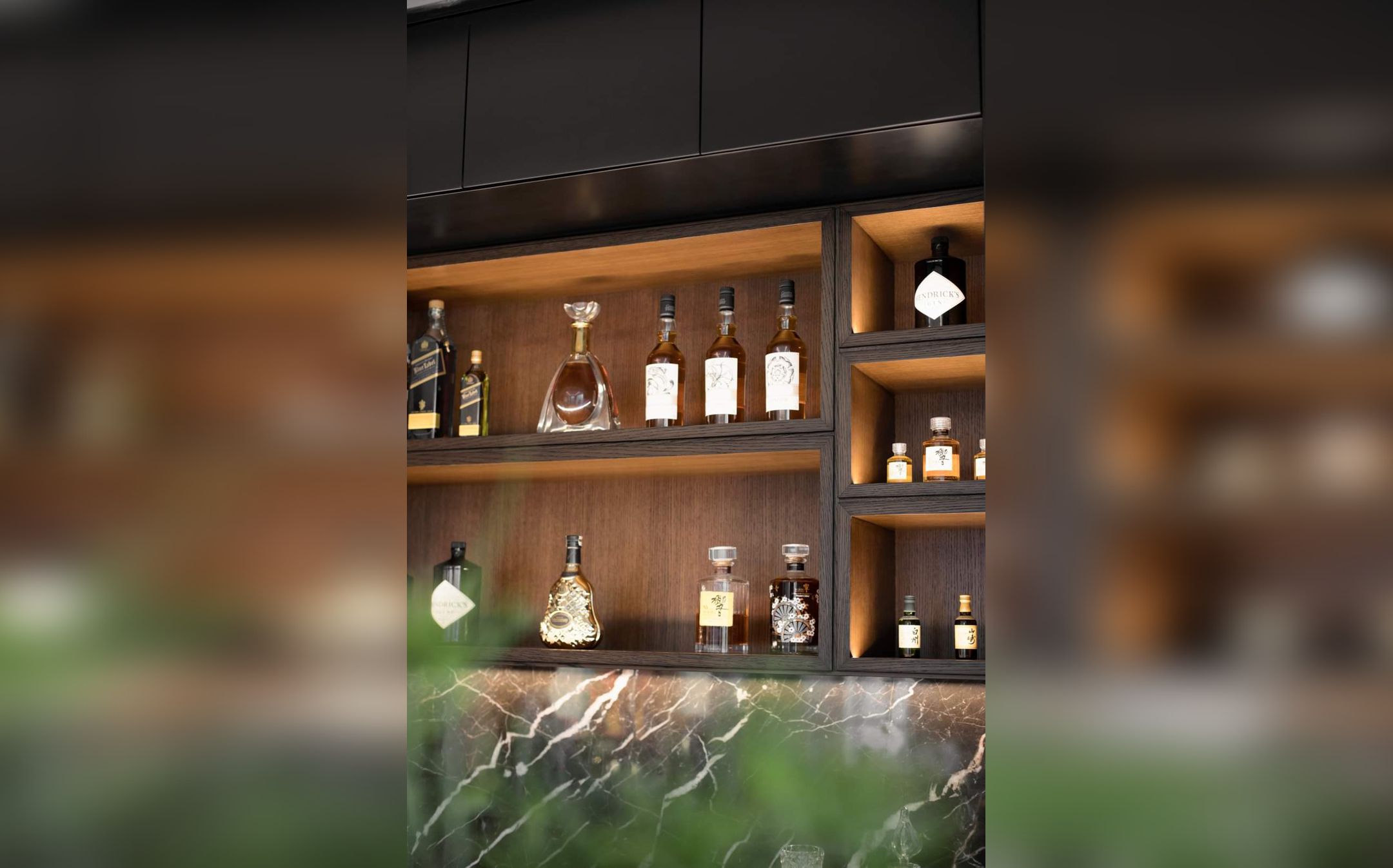 Design Interior Minibar Hitam Mewah Luxury warm elegant