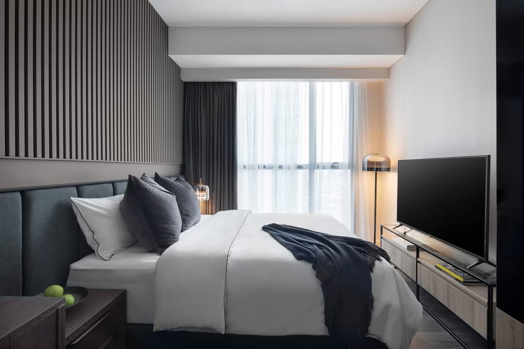 Design Interior Bedroom kamar Modern Klapa Gading Wallpanel HPL , Nakas side table HPL Wood, Panel TV dan TV Cabinet HPL