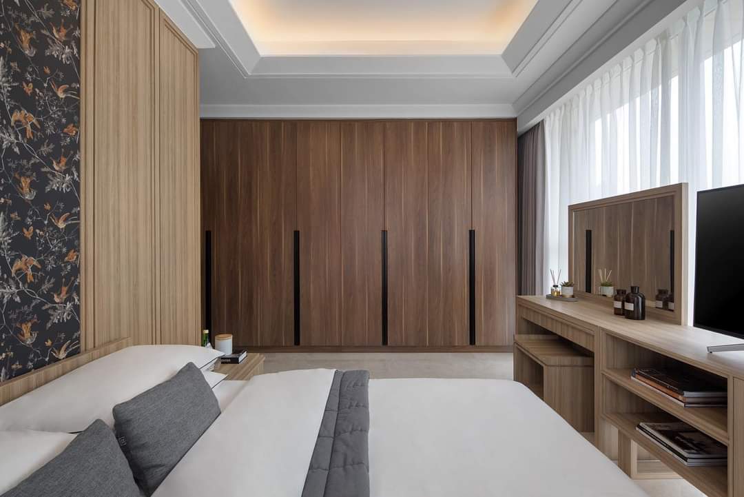 Bedroom Minimalis modern di Alam Sutra - Tangerang, dengan material HPL tekstur Kayu (wood) mulai dari Bed, Wallpanel, Nakas, Cabinet, Stool sampai meja rias dan TV Cabinet menggunakan material HPL Wood.