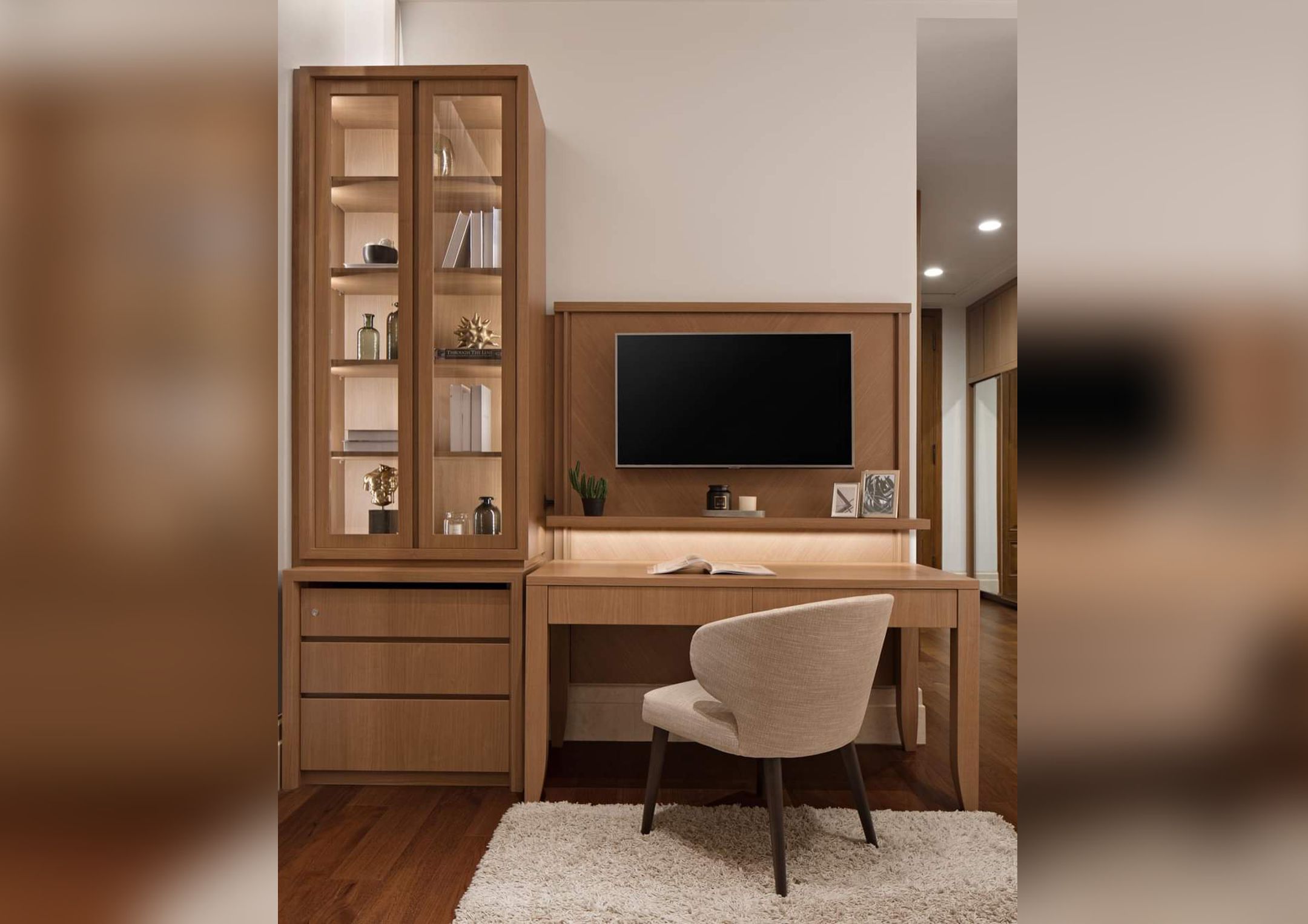Design interior meja rias minimalis bahan HPL kursi custom tekstur wood kayu, cabinet  drawer warna brown (coklat) di Kel. Kapuk – Cengkareng – Jakarta barat