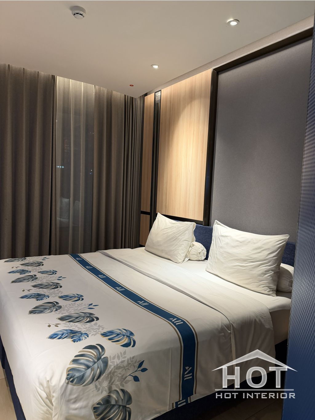 Design Interior Kamar Hotel Modern Industrial Minimalis dengan sentuhan Lighting industrial yang bikin betah (cozzy) didesign oleh Hot Interior, dibuat oleh Hot Interior