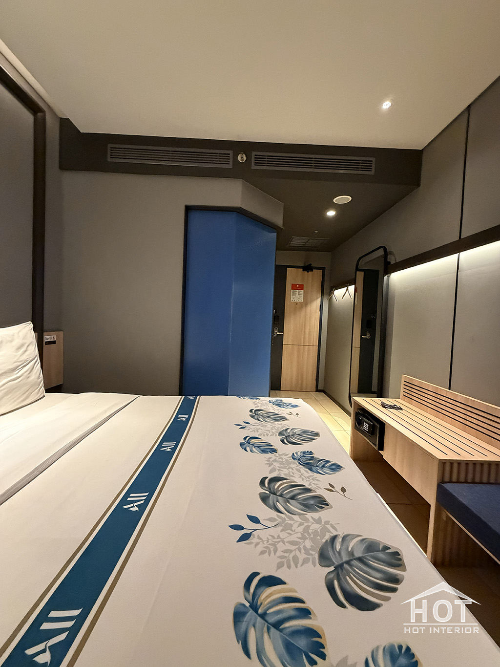 Design Interior Kamar Hotel Modern Minimalis dengan sentuhan Lighting industrial didesign oleh Hot Interior, dibuat oleh Hot Interior