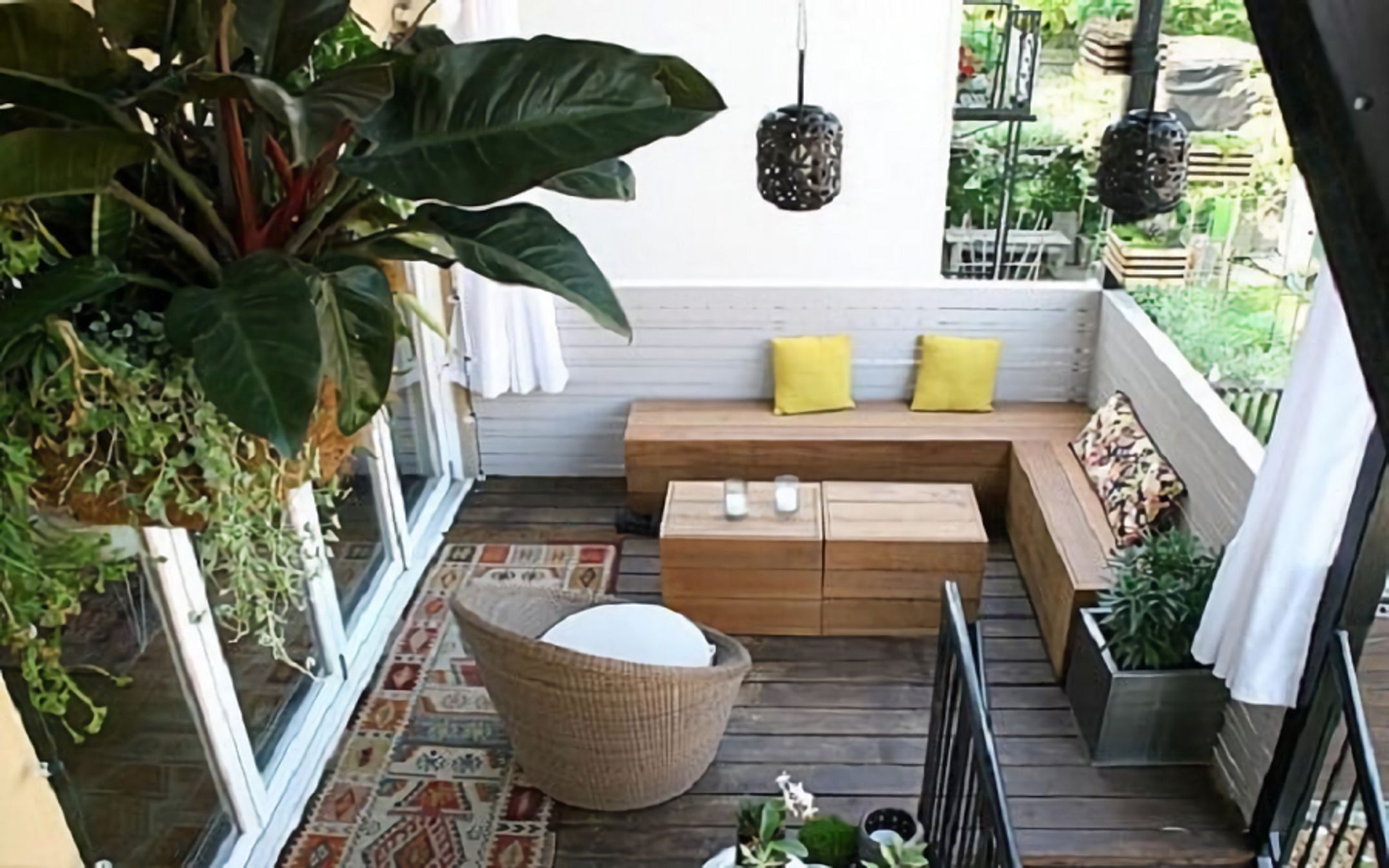 Ruang tamu Outdoor sederhana dengan tumbuhan foliage furniture hpl dan kursi rotan