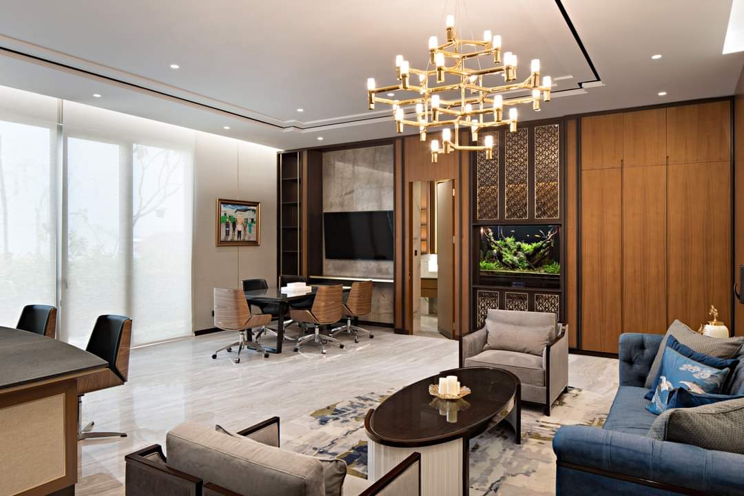 Design Interior Modern Mewah Luxury di Pondok Indah wallpanel HPL Wood tekstur kayu meja bulat warna hitam finishing duco TV panel dan kabinet HPL